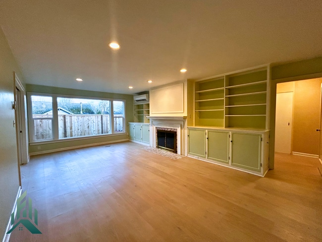 Building Photo - 1005 NW 30th St