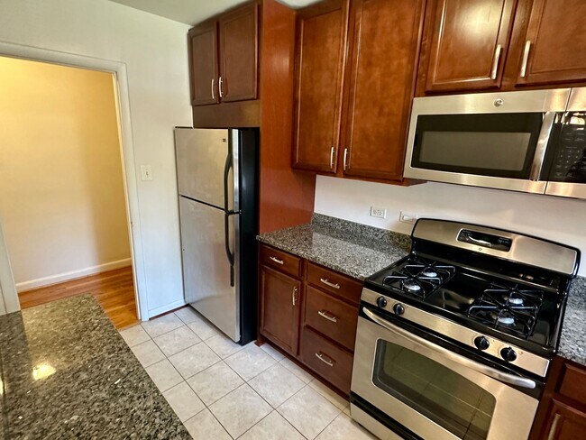 Building Photo - Light filled one-bedroom condo located in ...