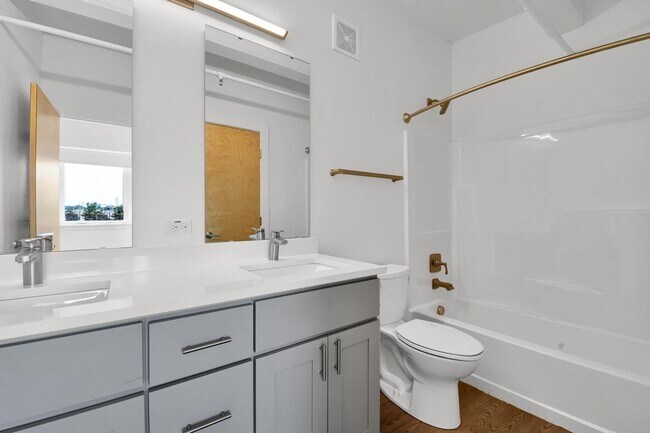 Building Photo - FUNky Building on Kingshwy