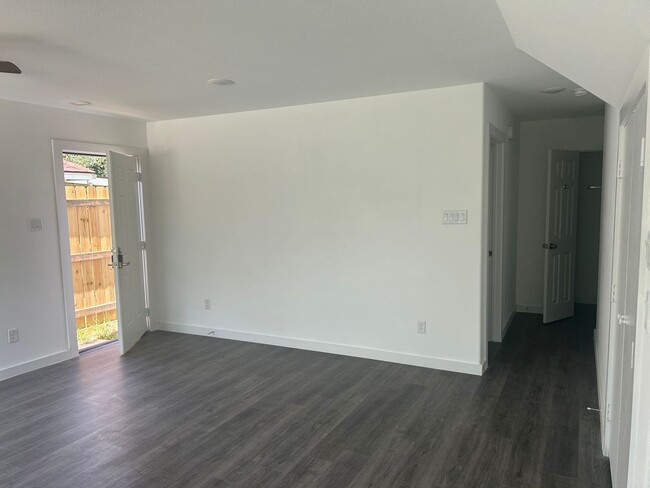 Building Photo - Brand new unit 3 bedrooms, 2.5 baths with ...