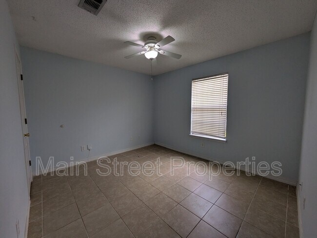 Building Photo - 3359 Green Briar Cir