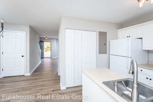 Building Photo - 2 br, 2.5 bath House - 835 Camelot Lane