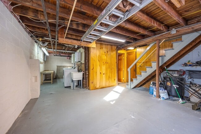 Building Photo - 27 Lathrop St