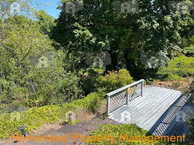 Building Photo - RICKREALL CREEK FRONT!