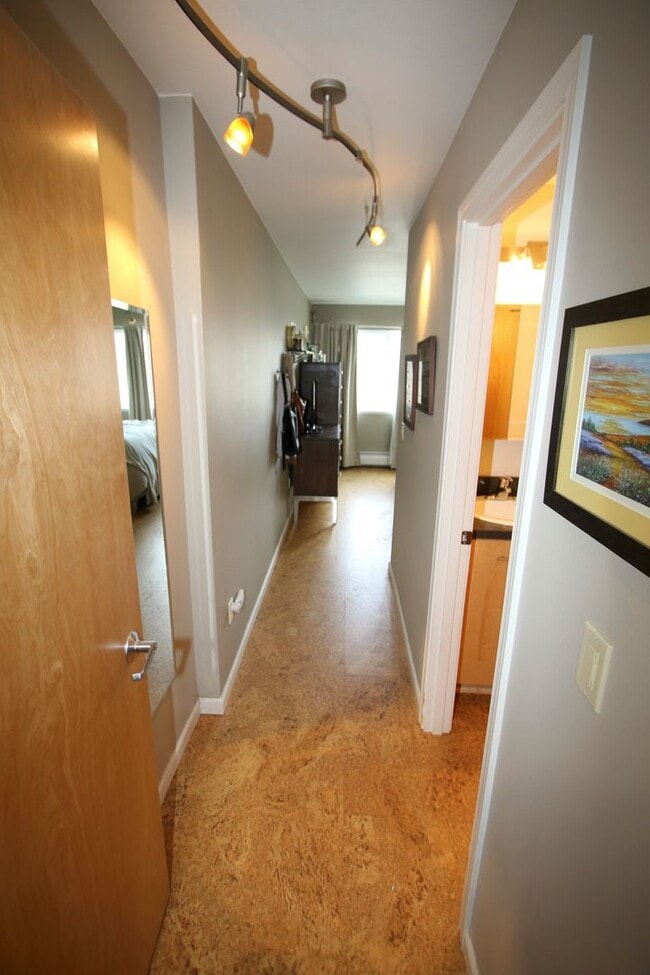 Building Photo - 3 Bedroom Townhouse!