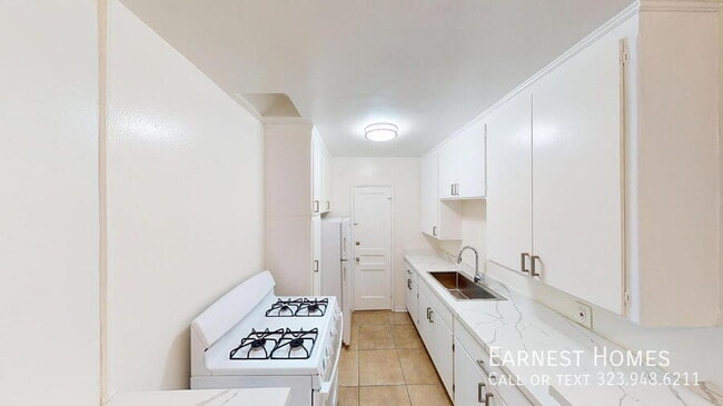 Building Photo - 127 N Doheny Dr