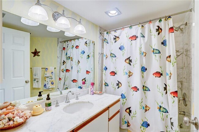 Building Photo - 233 NE Edgewater Dr