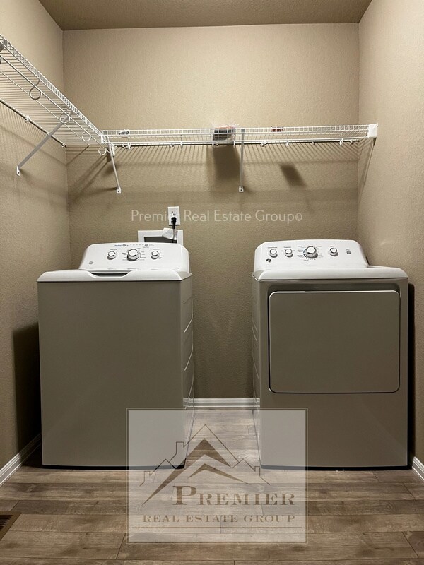 Building Photo - 7773 Sand Lake Heights