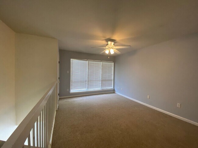 Building Photo - Cozy University View Condo Just Minutes from LSU
