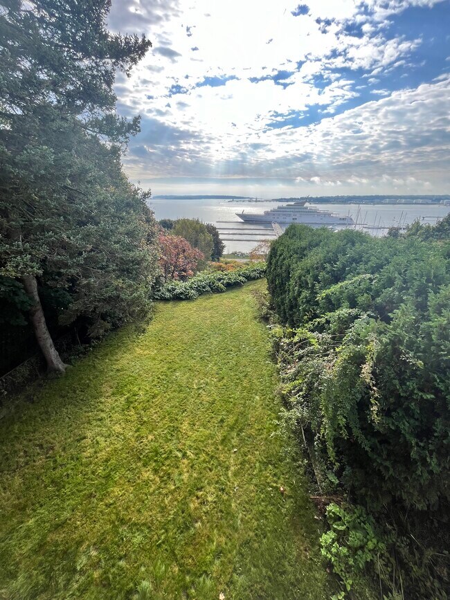 Shared Yard - 21 Eastern Promenade