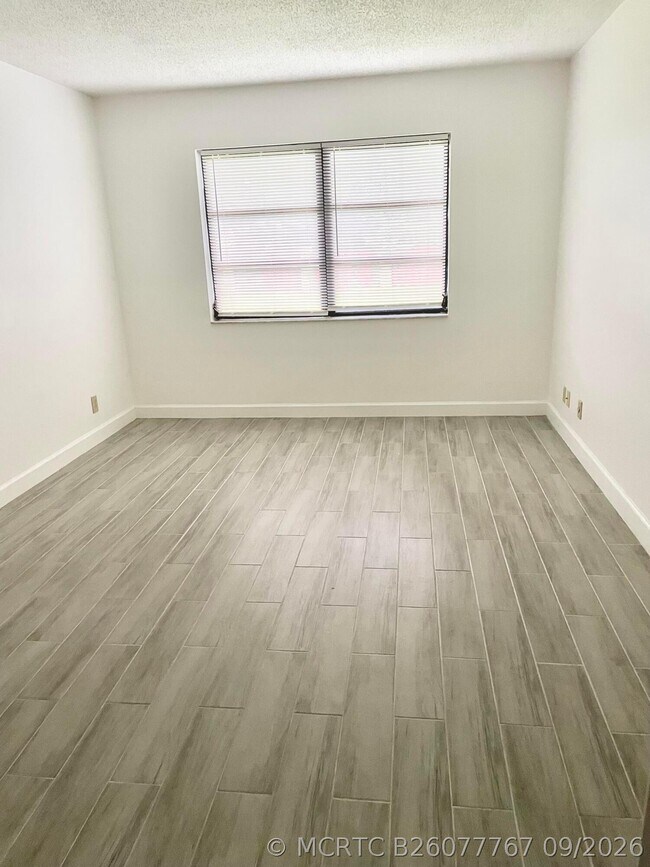 Building Photo - 4575 Lucerne Lakes Blvd W