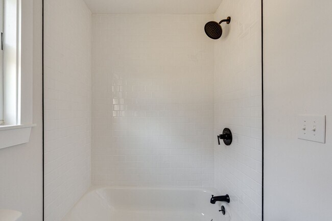 Building Photo - FULLY RENOVATED duplex in East Ridge!