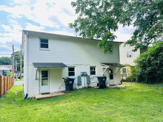 Building Photo - 813 Montrose Ave