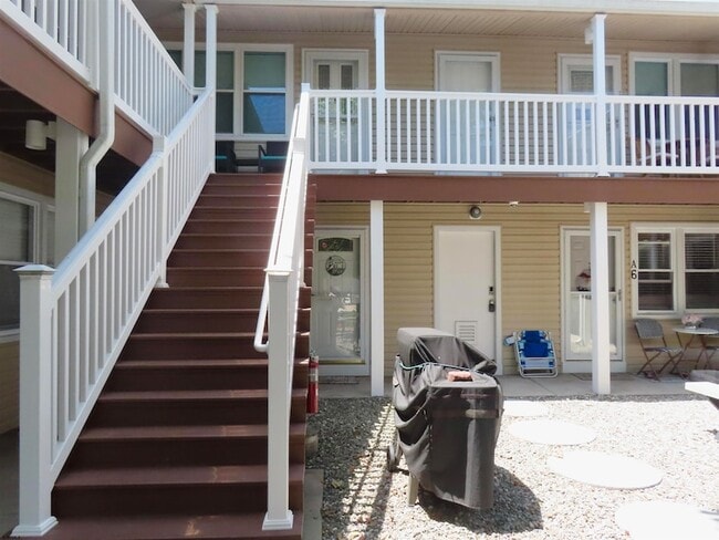 Building Photo - 6 N Newport Ave