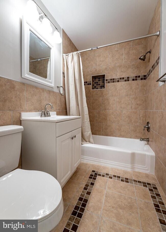 Building Photo - 10619 Weymouth St #202, Bethesda, MD 20814