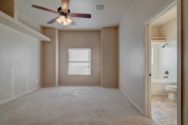 Building Photo - Eastside 3 Bedroom 2.5 Bath