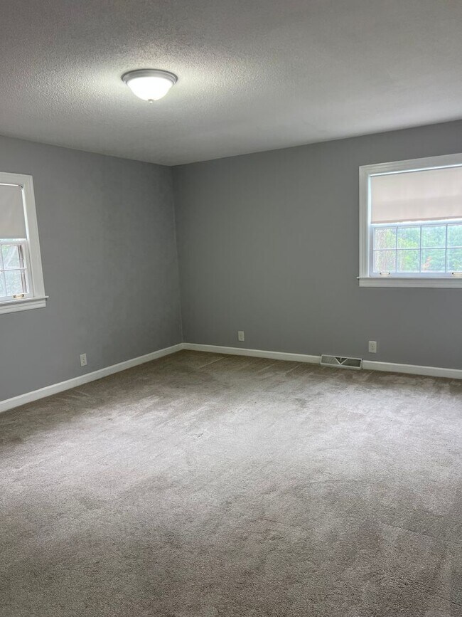 Building Photo - Single Family Home on almost an acre, 4 be...