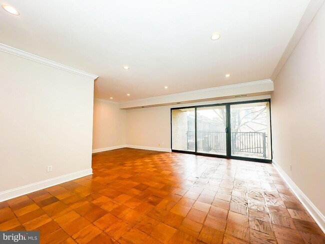 Building Photo - 6 Monroe St