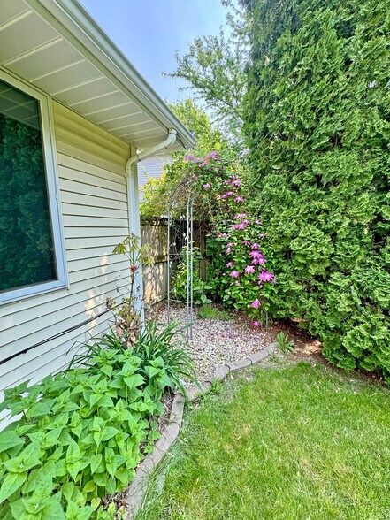 Building Photo - 5807 Black Walnut Dr