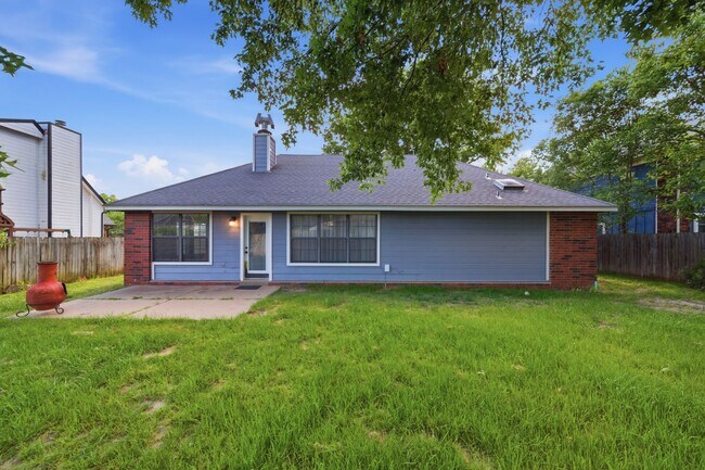 Building Photo - Large 3 bedroom, 2 bath home in Broken Arrow School District.