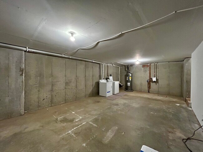 Building Photo - 19 Somers St