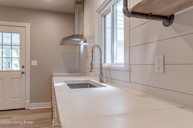 Building Photo - 1886 S Bardstown Rd