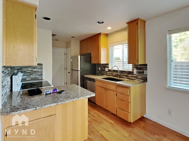 Building Photo - 20654 SW Sun Drop Pl