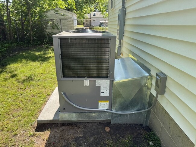 Building Photo - 2 Bedroom House in East Tarboro - One mont...