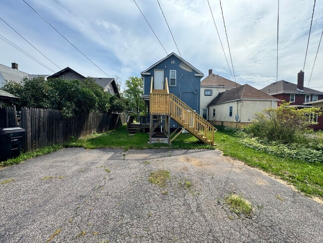 Building Photo - Available June 1st - 2 bed/1 bath Lower Duplex!