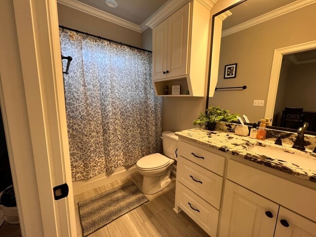 Building Photo - 4 BEDROOM/3 BATH SPACIOUS IN GATED COMMUNITY