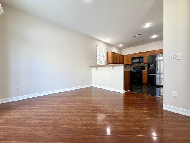 Building Photo - 3 Bedrooms | 2.5 Bathrooms-