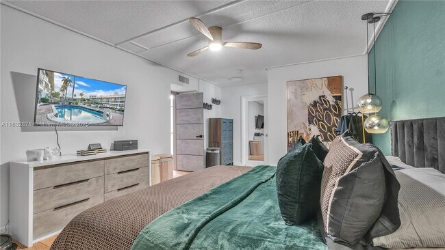 Building Photo - 3051 NE 47th Ct