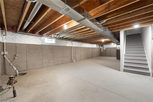 Building Photo - 2250 E 100th St