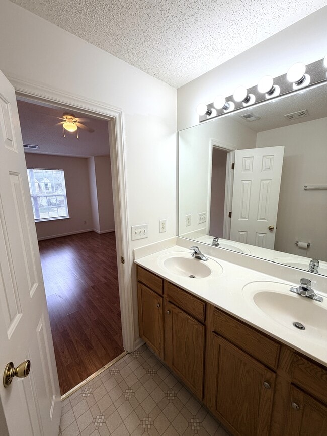 Building Photo - 5106 Bartholomew's Ln