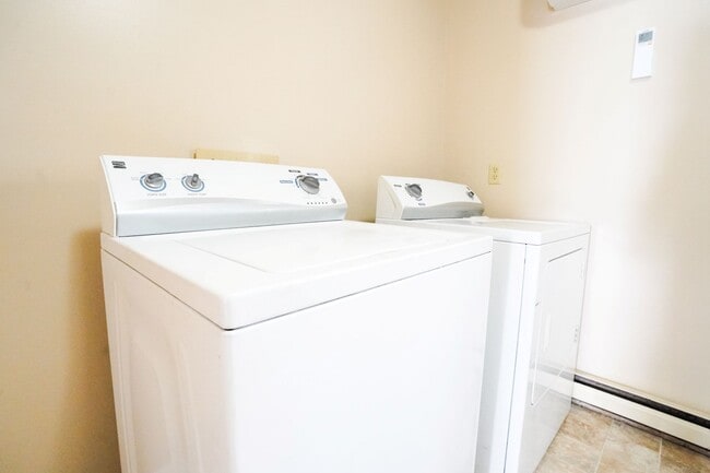 Building Photo - Updated 2BR with Private Entry, Spacious Yard, & Washer and Dryer Included