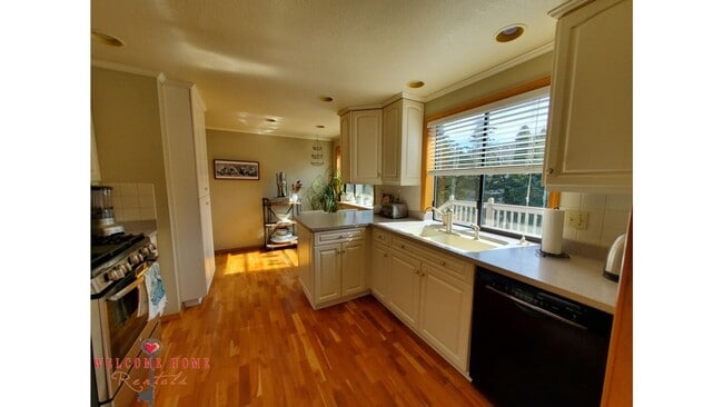 Building Photo - HUGE 5-BEDROOM home with separate BONUS ROOM!!  Large fenced yard!!!