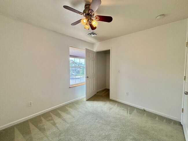 Building Photo - Great 3br/2.5ba, with a bonus space.