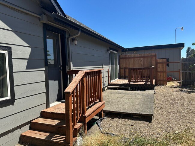 Building Photo - Updated 4 bedroom 2 bath house in Eugene!