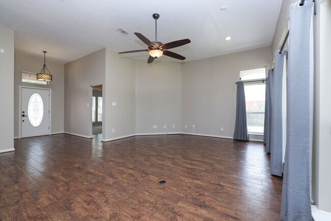 Building Photo - 105 Lawrence Marshall Dr