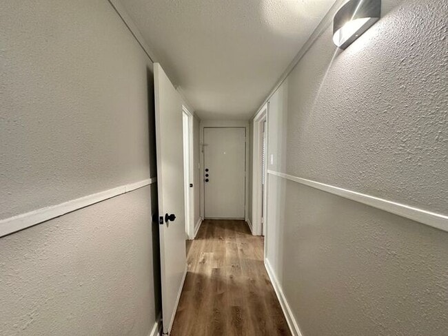 Building Photo - Cozy 1-Bedroom, 1-Bath Gem Near the Azalea...