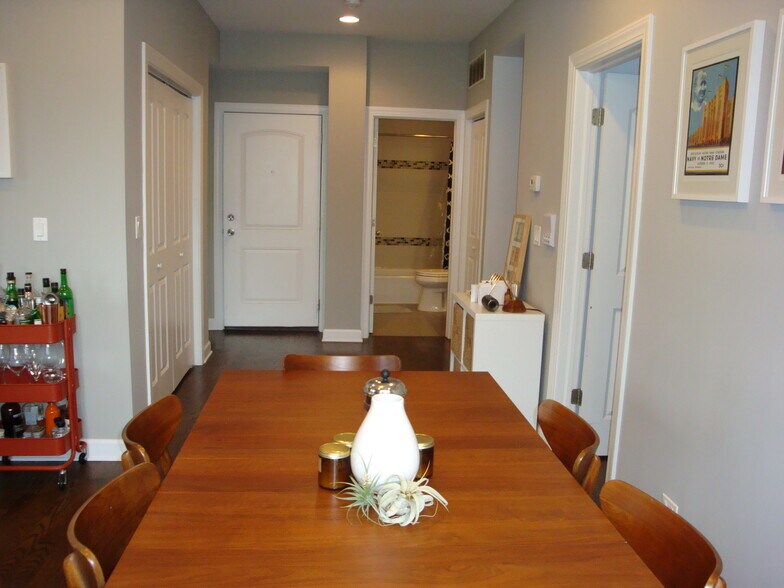 Dining room - 2800 W Logan Blvd