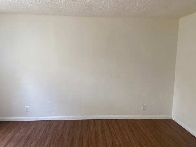 Building Photo - Townhouse Condo 2 BD / 1.5 BA