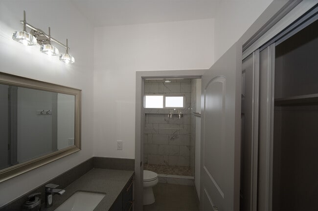 Building Photo - 733 Hoopai St