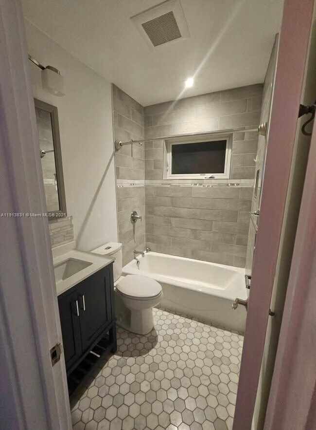 Building Photo - 425 NE 109th St