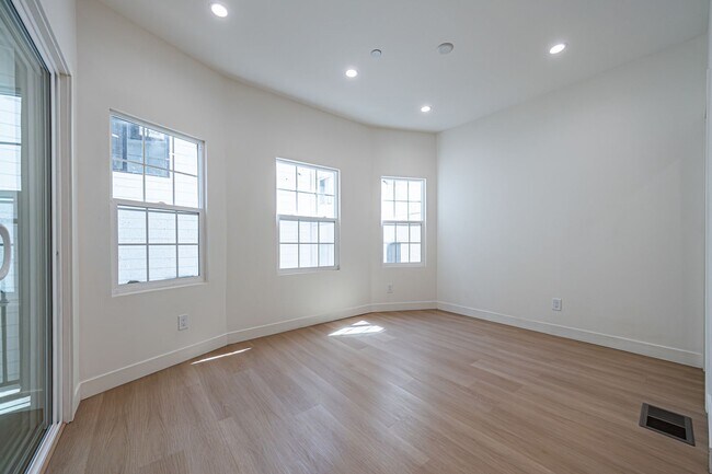 Building Photo - Modern Upstairs 3-Bedroom at 4222 1/2 | On...