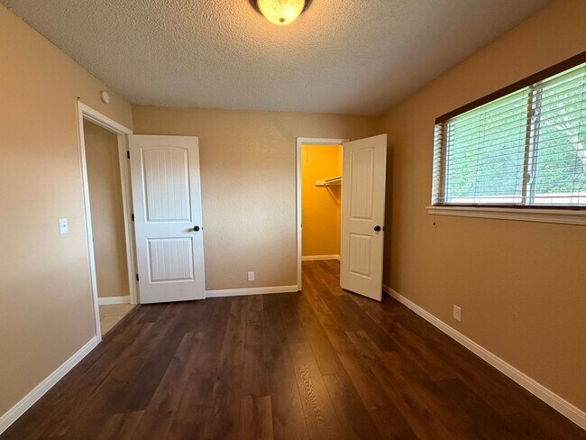 Building Photo - 3-bedroom, 2-bath rental in the heart of Tulsa, located in the highly desirable Union School Dist...