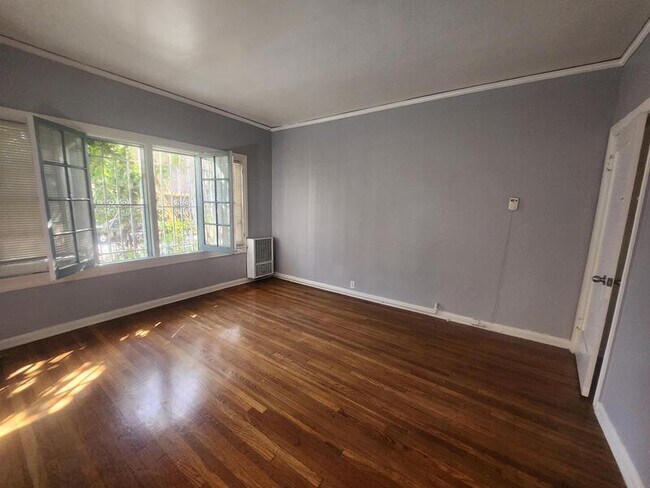 Building Photo - 4023 W 6th St