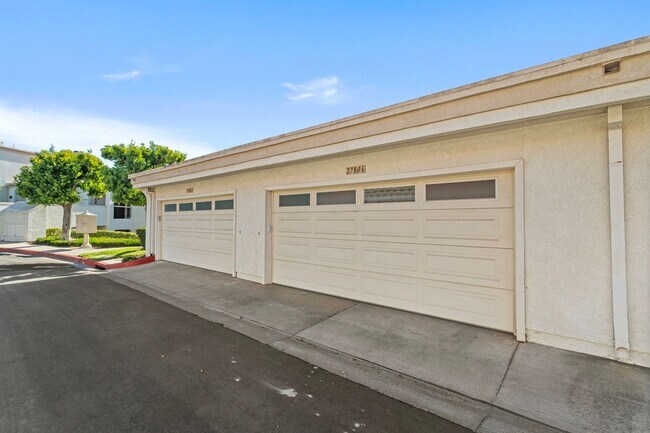 Building Photo - Stunning 2 bedroom *LAKE VIEW* condo for r...