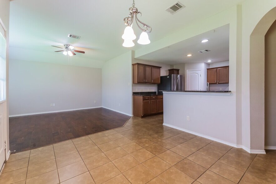 Building Photo - 2116 Meadow View Dr