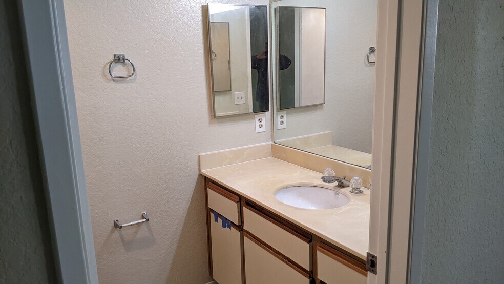 Master bathroom - 11321 Avenida de los Lobos